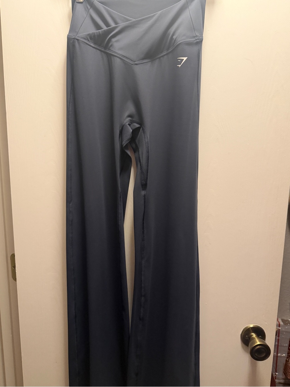 Gymshark High-Waist V-Cut Flared Leggings in Deep Teal - Picture 4 of 6